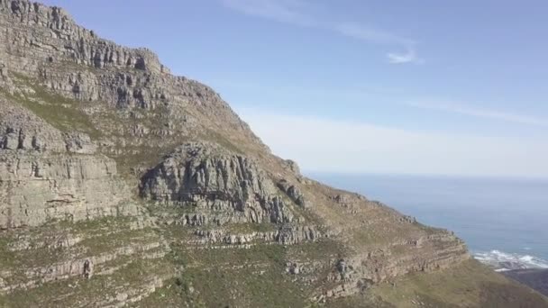 Scenic Aerial Drone View Ascensding Table Mountain Its Steep Majestic — Vídeos de Stock