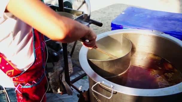 Thai Street Food Vendor Cooking Rice Noodles Chicken Soup Thai — Stockvideo
