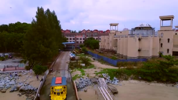 Снимок Воздуха Показывающий Машина Амфибия Врезается Воду Улицы Малайзия — стоковое видео