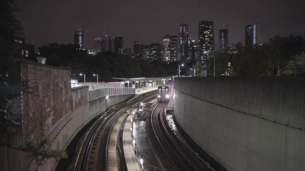 Dlr Train Station Train Leaving London Clear Night Buildings Canary — Vídeo de stock