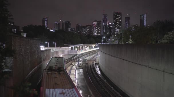 Dlr Train Station London Clear Night Buildings Canary Wharf Background — Vídeo de stock