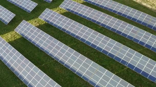 Solar Farm Staffordshire Thousands Solar Panels Capturing Sun Natural Light — Stok video