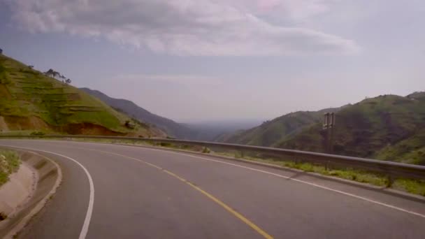 View Vehicle Moving Curvaceous Mountain Roads Amidst Beautiful Mountains Valley — Vídeo de Stock