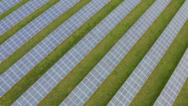 Солнечная Ферма Стаффордшире Тысячи Солнечных Панелей Захвата Естественного Света Солнца — стоковое видео