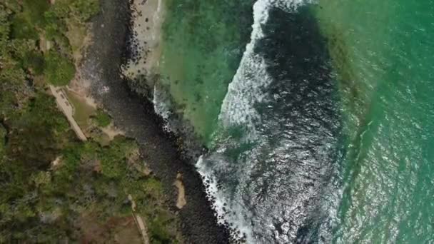 Κοιτάζοντας Κάθετα Μικρά Κύματα Σπάζοντας Βραχώδη Παραλία Ελαφρά Περιστροφή Φωτεινά — Αρχείο Βίντεο