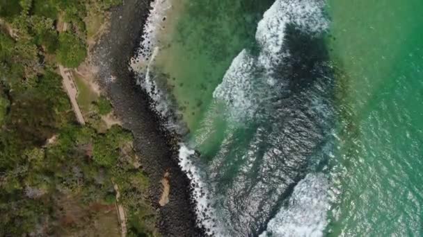 Дивлячись Вертикально Невеликі Хвилі Ламаються Скелястому Пляжі Сусідньої Пішохідної Доріжки — стокове відео