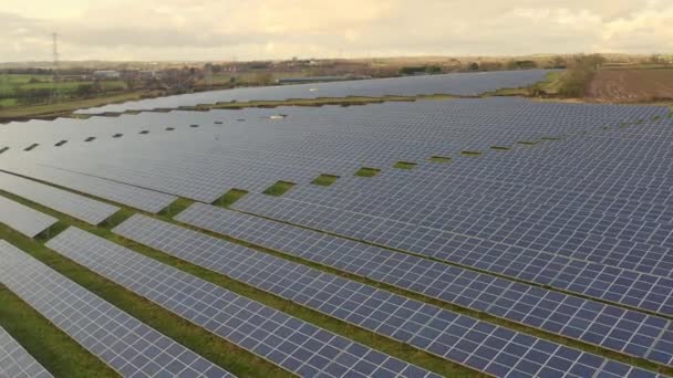 Solar Farm Staffordshire Thousands Solar Panels Capturing Sun Natural Light — Stockvideo