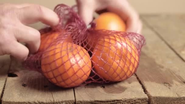 Рука Отримання Свіжих Апельсинів Целюліну Мішку Плетіння — стокове відео
