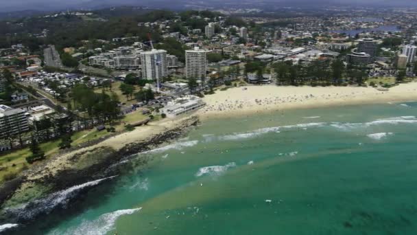 Beachside Cityscape Burleigh Heads Gold Coast Establishing Aerial Pan — 图库视频影像