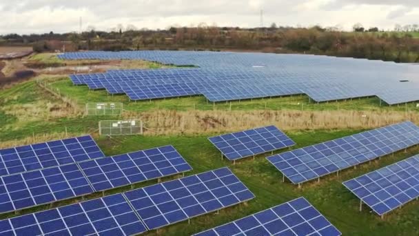 Solar Farm Staffordshire Thousands Solar Panels Capturing Sun Natural Light — Stockvideo