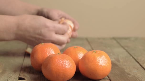 Hand Getting Peeling Fresh Clementine Oranges — Stok video