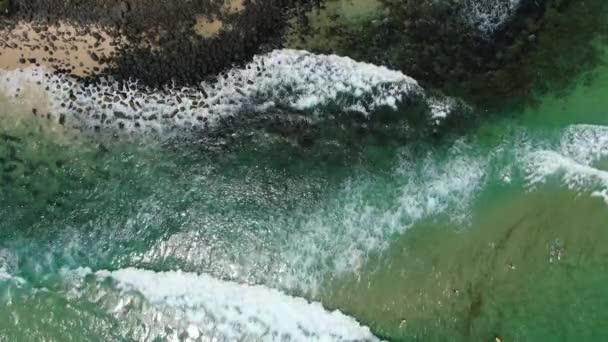 Burleigh Heads Surf Rolling Shore Rocks Surfers Aerial — Stok video