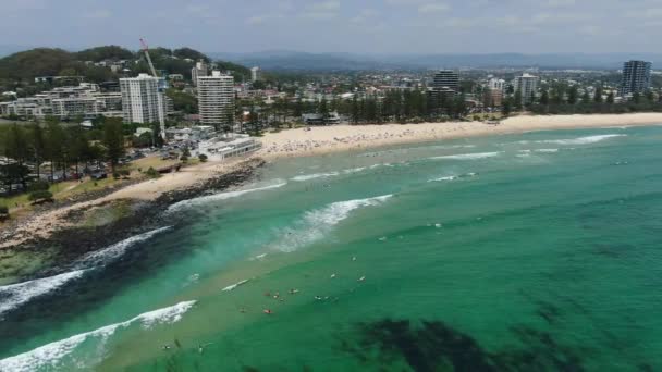 Burleigh Heads Skyline Ocean Waves People Swim Surf Haze Aerial — Stock video