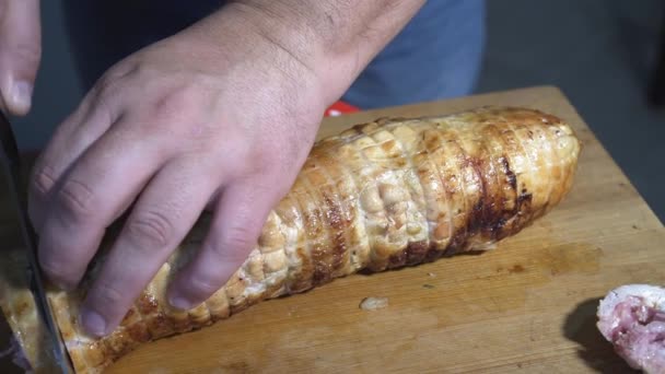 Man Slicing Wrapped Chicken Stuffed Mouthwatering Delicious Rolled Chicken — Stok video