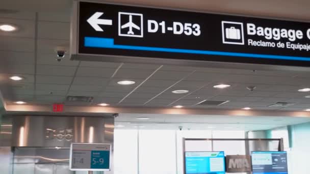 Turning Shot Left Airport Sign Terminal Exit Baggage Cliam Boarding — Video
