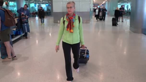 Front Shot Woman Pulling Carry Luggage Airport – Stock-video