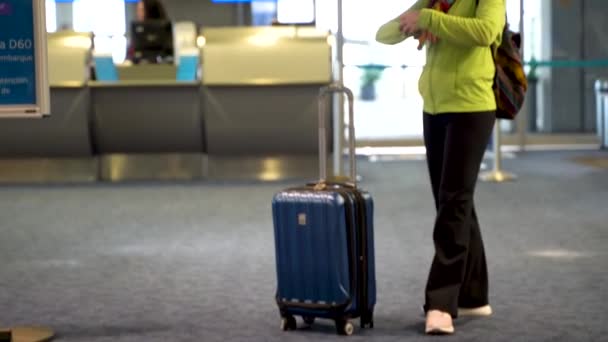 Camera Booms Reveal Mature Woman Standing Boarding Gate Waiting Her — Vídeo de Stock