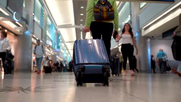 Женские Ноги Багаж Проходит Через Оживленный Аэропорт — стоковое видео