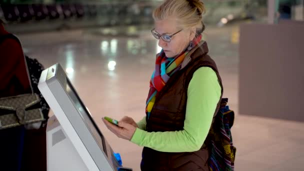 Pretty Mature Woman Holding Smartphone Doing Self Check Airport — Vídeo de Stock