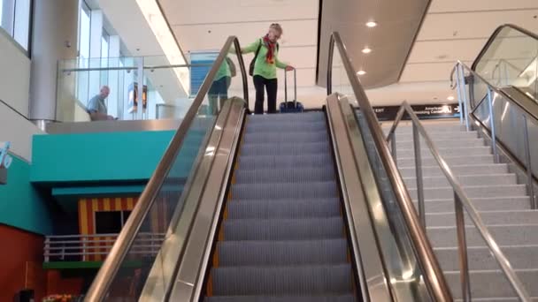 Woman Pulling Luggage Gets Escalator Airport — 图库视频影像