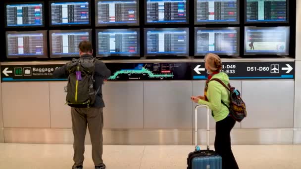 Woman Looks Her Flight Flight Information Display System Airport — Vídeo de Stock