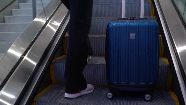 Closeup Luggage Escalator Camera Boom Reveal Woman Pulling Luggage Getting — Vídeo de stock