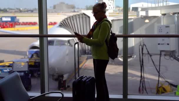 Silhouette Woman Traveler Luggage Checking Her Cellphone Front Airplane Getting — Stock videók