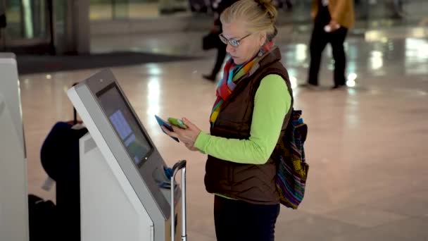High Shot Woman Passport Smartphone Hand Airport Self Check Terminal — Vídeo de Stock