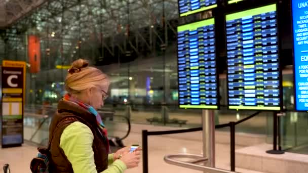 Side Shot Blond Woman Pointing Flight Information Display While Holding — Stock Video