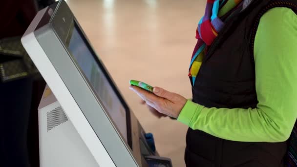 Closeup Woman Holding Smartphone Doing Self Check Airport — Vídeo de Stock