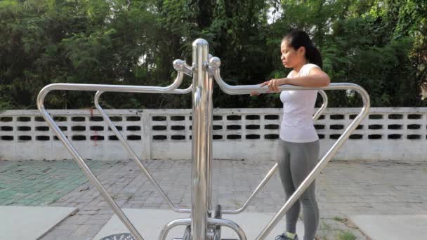 Woman Toning Her Hips Using Twisting Machine Outdoor Gym Thailand — Vídeo de stock