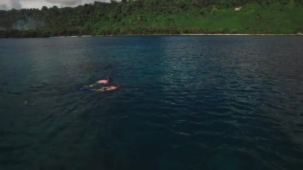 Snorkeling Tropical Sea Aerial View Couple Lagoon Exotic Island — Vídeo de Stock