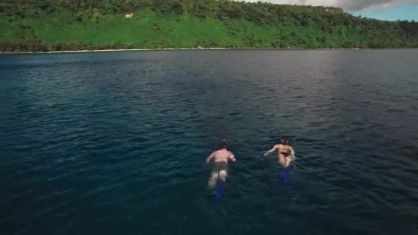 Coppia Sulla Loro Vacanza Estiva Facendo Snorkeling Sulla Superficie Del — Video Stock