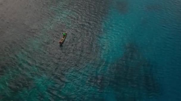 Birds Eye Aerial View People Boat Outrigger Blue Tropical Sea — Vídeos de Stock