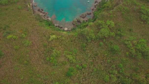 Birdseye Aerial View Rocky Coast Tropical Island Aqua Blue Lagoon — Vídeo de Stock