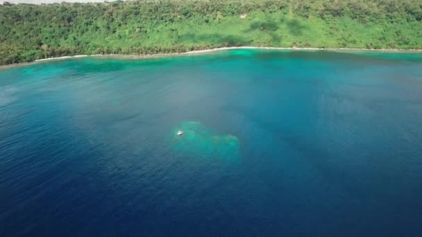 Aerial Approaching View Boat Anchored Underwater Cliff Tropical Sea Exotic — Wideo stockowe