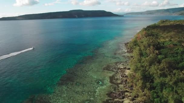 Solitary Speedboat Sailing Tropical Sea Gulf Coast Rainforest Drone Aerial — Vídeos de Stock