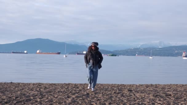 Youg Woman Wearing Black Beanie Black Puffy Coat Jeans Beach — Stockvideo