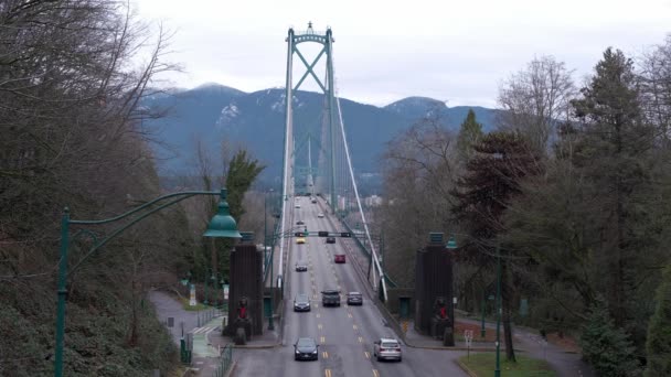 Cars Driving Lions Gate Bridge Vancouver Overcast Winter Day Slow — Video Stock