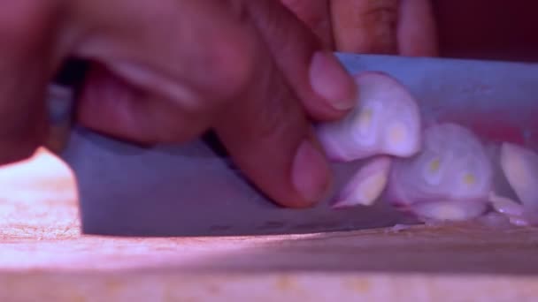 Close Video Hands Man Cutting Thin Slices Onion Wooden Chopping — Stockvideo