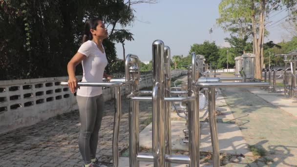 Женщина Наступает Бедра Тренировочного Оборудования Открытом Тренажерном Зале Таиланде Тонизируя — стоковое видео