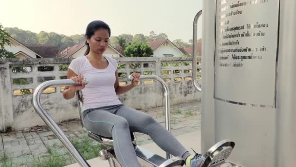 Красивая Женщина Занимается Гимнастикой Свежем Воздухе Тренажерном Зале Таиланде Мид — стоковое видео
