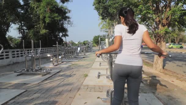 Одна Жінка Розмахуючому Обладнанні Відкритому Спортзалі Таїланді Підтоплена Стегнами Талією — стокове відео