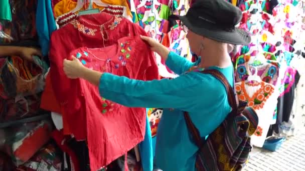 Mature Woman Tourist Holds Pink Huipil Blouse Sneers Store Merida — ストック動画