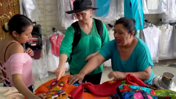 Shop Owner Helps Mature Woman Find Mexican Huipil Blouses Merida — Stock video