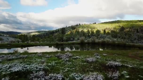 Drone Shot Snow Lightly Dusted Meadow Green Mountains Meadows Seen — Stok video