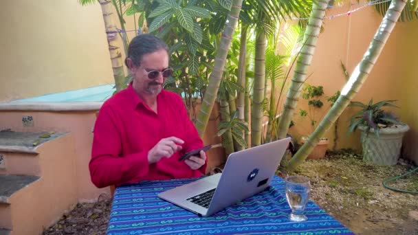 Зрелый Мужчина Рубашке Гуаяберы Набирает Номер Друга Смеется Разговаривая Смартфоном — стоковое видео
