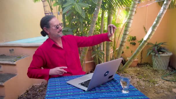 Mature Man Wearing Guayabera Shirt Takes Photo Him Garden Computers — Vídeos de Stock