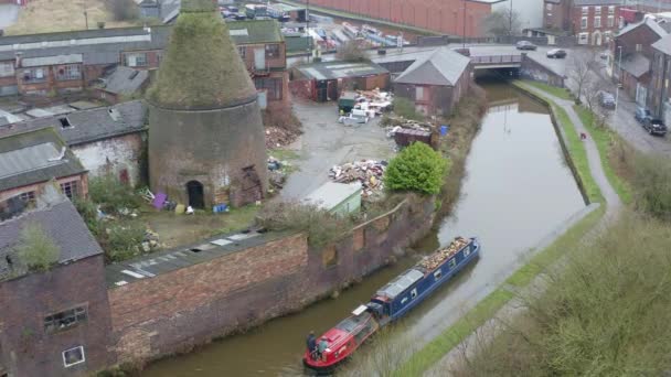 Aerial View Kensington Pottery Works Canal Boat Passes Narrow Boat — Vídeo de Stock