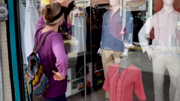Mature Woman Tourist Looks Shop Window Looking Guayabera Shirts Merida — Vídeos de Stock